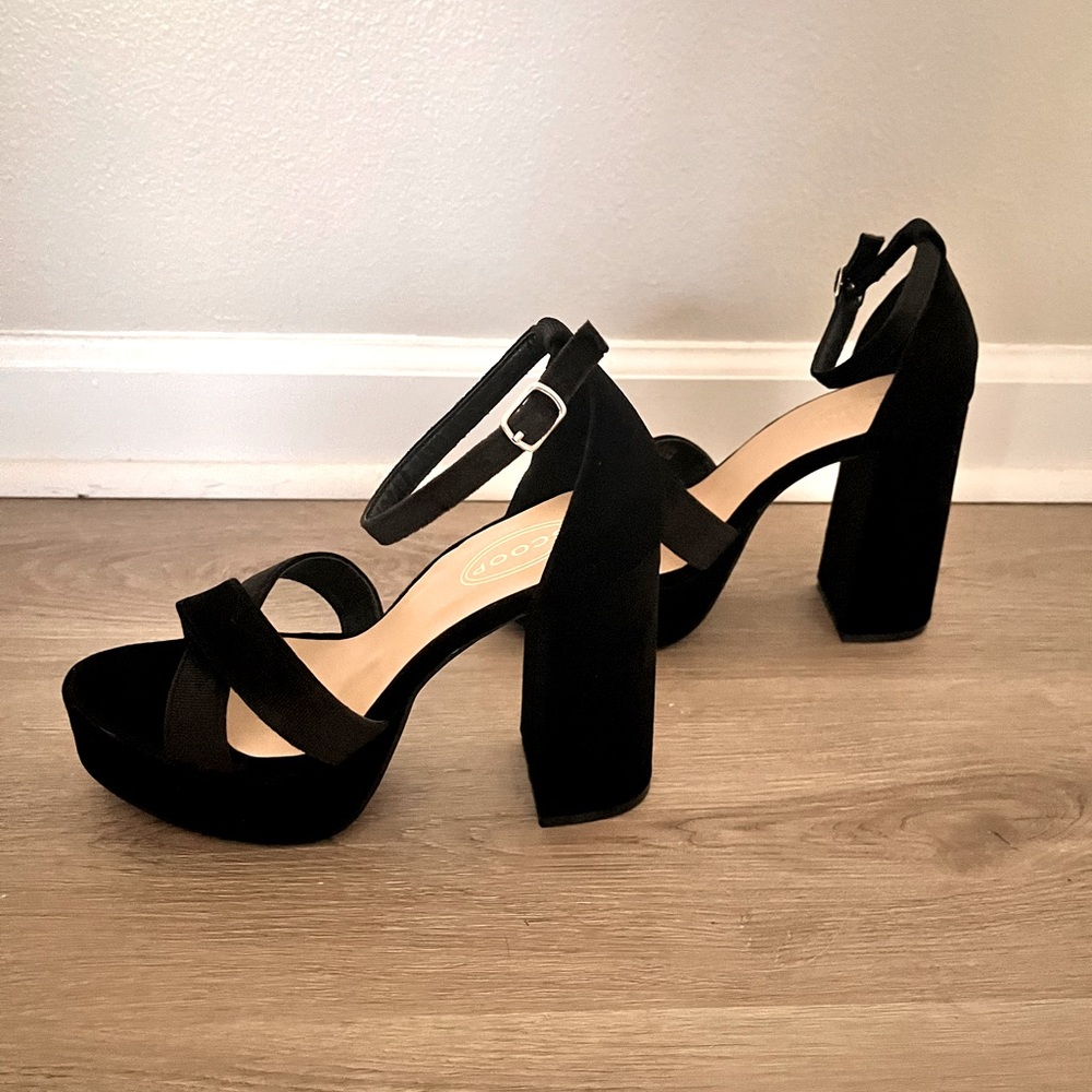 NWOT Women’s velvet black chunky heel size 8